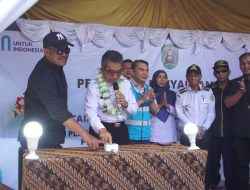 Desa Persiapan Sekurau Atas Kini Dialiri Listrik 24 Jam