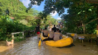 Banjir Melanda Mahakam Ulu, Petugas Evakuasi Warga