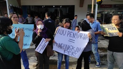 Tolak UU Penyiaran, Jurnalis di Bontang Lakukan Aksi Demonstrasi