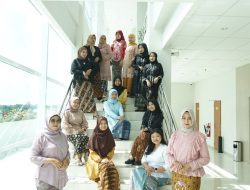 Karyawati PLN Nusa Daya Tampil Anggun dalam Kebaya