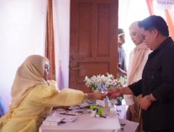 Cawabup Kukar Rendi Solihin Didampingi Sang Istri dan Orangtua Mencoblos di TPS 08 Kuala Samboja
