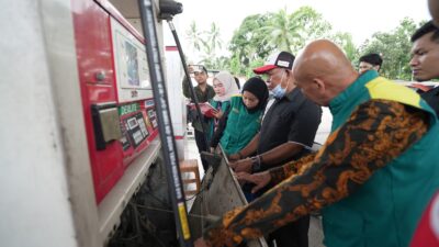 Jelang Nataru, Pertamina Patra Niaga Regional Kalimantan dan Dinas Perdagangan Balikpapan Sidak dan Uji Tera SPBU KM 9