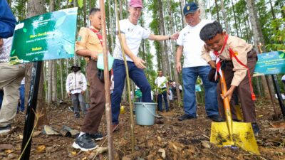 Bos Otorita IKN Basuki Ajak Dubes dan Siswa SD Menanam Pohon, Jadi Gaya Hidup di IKN Forest City