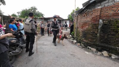 Kerahkan Unit K-9, Polda NTB Gerebek Kampung Narkoba dan Amankan 29,72 Gram Sabu-sabu
