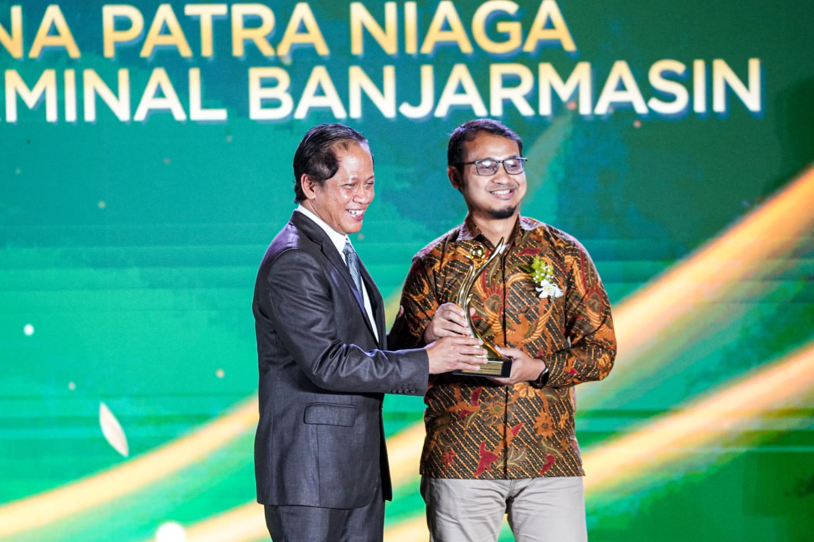 Pertamina Patra Niaga Kalimantan Saat Menerima Penghargaan dalam Ajang PROPER KLHK