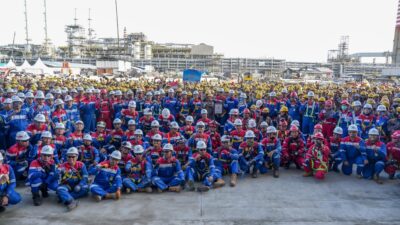 1.640 Pekerja Gotong Royong Bersihkan Kilang Pertamina Balikpapan Hingga Ketinggian 120 Meter