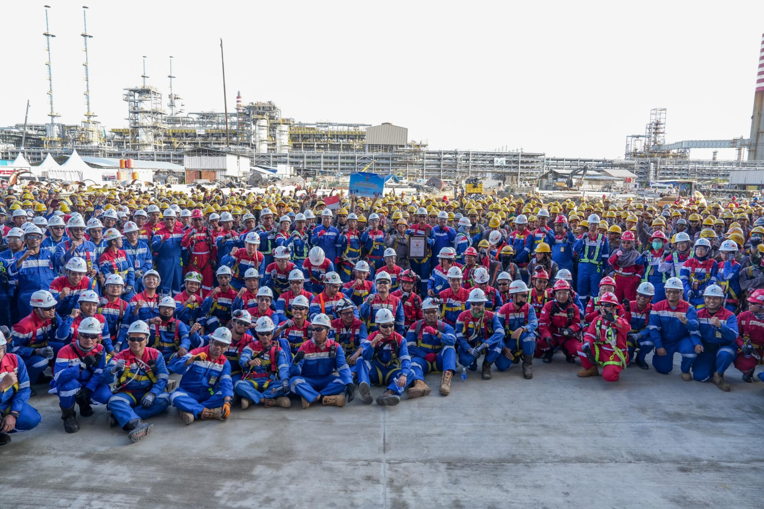 1.640 Pekerja Gotong Royong Bersihkan Kilang Pertamina Balikpapan Hingga Ketinggian 120 Meter