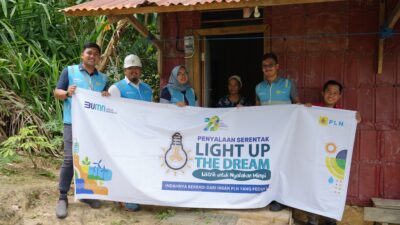 PLN UID Kaltimra Terangi Mimpi 246 Keluarga Prasejahtera di Kaltim dan Kaltara Melalui Program Light Up The Dream Sepanjang 2024