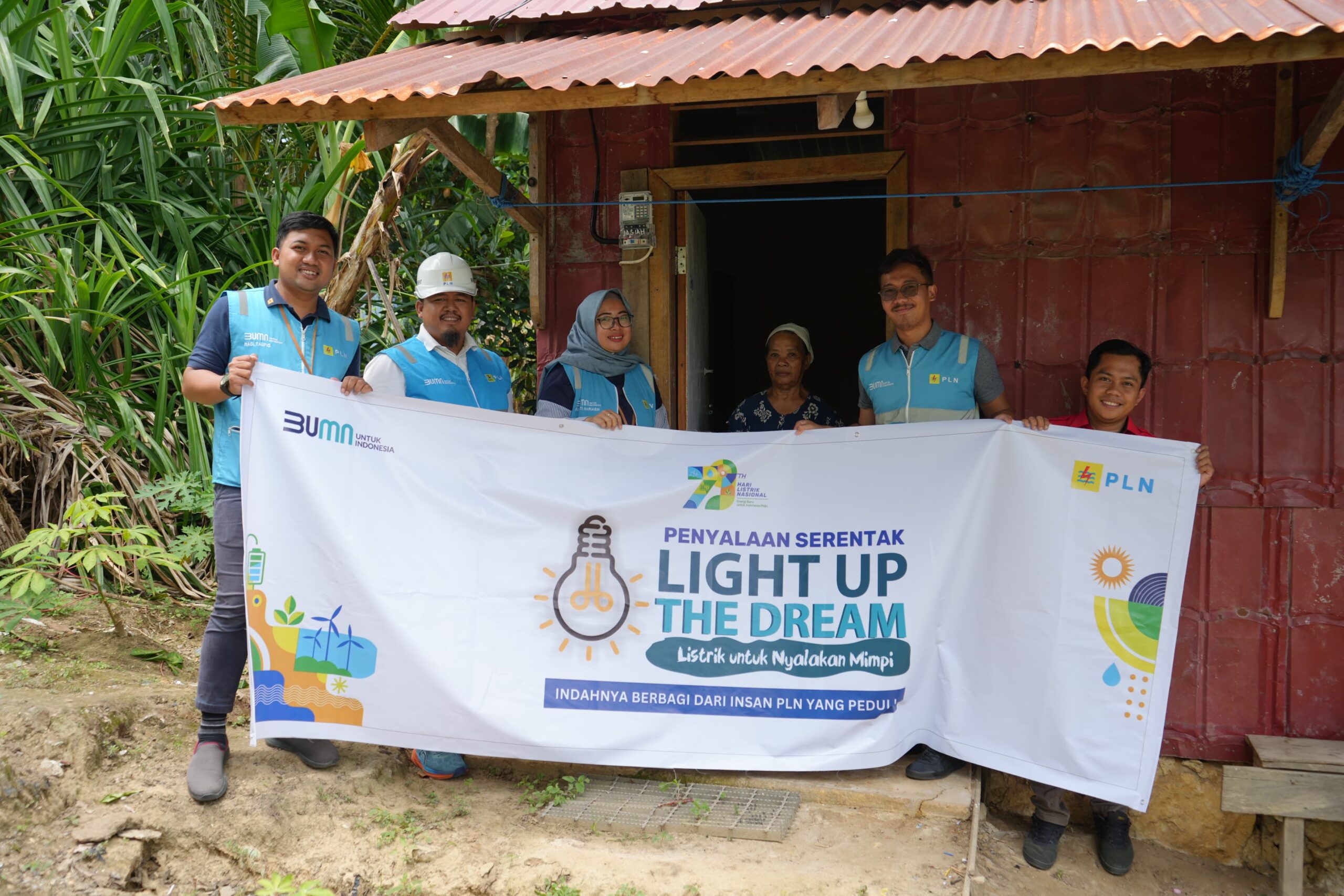 PLN hadir di tengah masyarakat untuk membantu dan memfasiltasi warga yang tidak mampu untuk memperoleh sambungan listrik gratis dari PLN