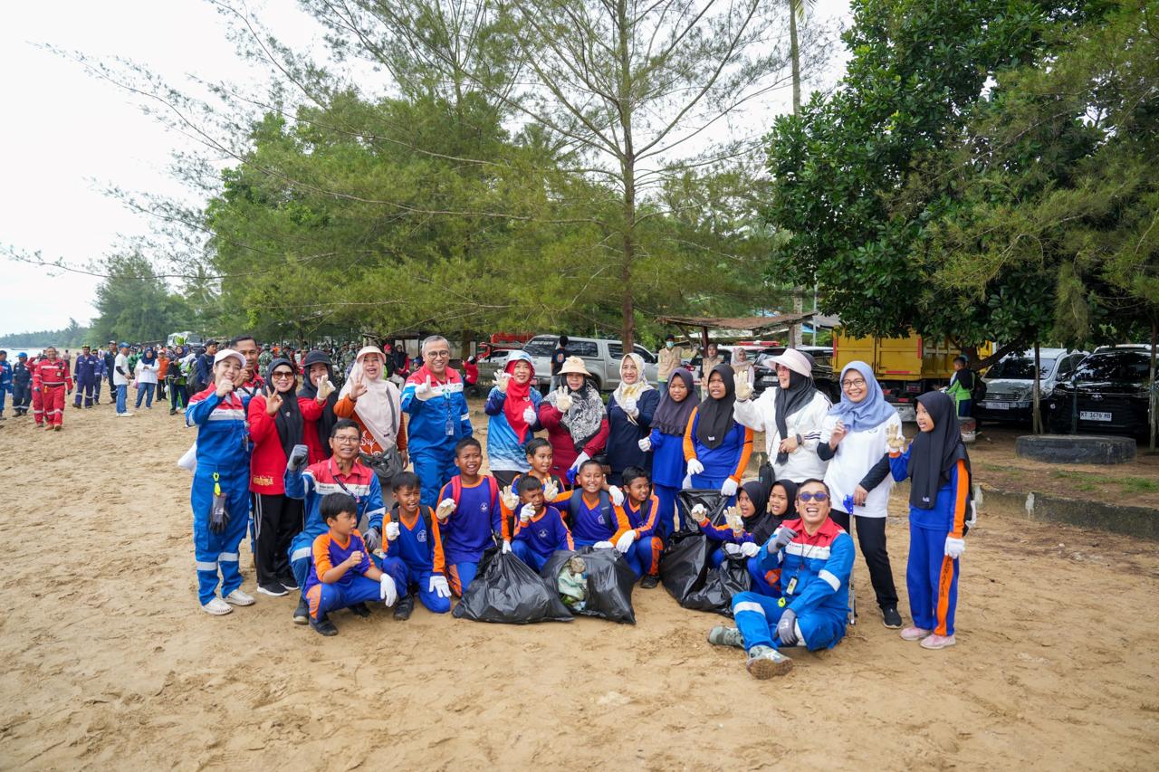 PT Kilang Pertamina Balikpapan (PT KPB) Turut Berpartisipasi dalam Aksi Peduli Lingkungan yang Diselenggarakan oleh Pemerintah Kabupaten PPU dan Melibatkan Berbagai Pihak, Termasuk TNI/Polri, Pemerintah Daerah, Komunitas, Penggiat Lingkungan, Organisasi Masyarakat, serta Pelajar.