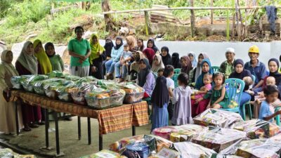 Sambut Idul Fitri, Ketua RT 14 Kariangau Bagikan Parsel Lebaran ke Warga