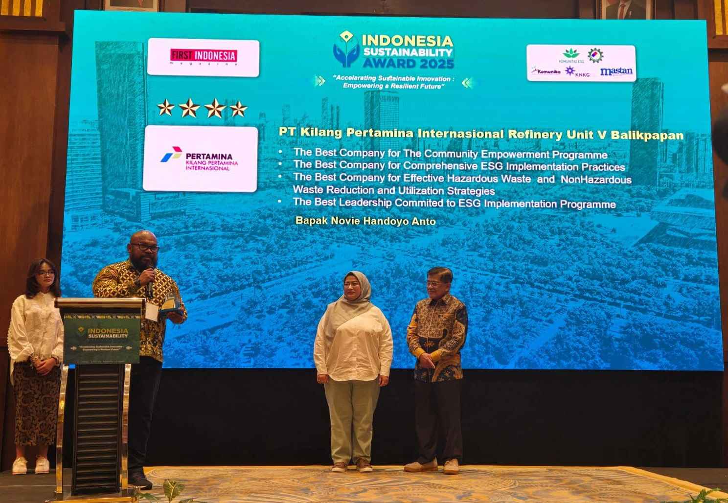 PT Kilang Pertamina Internasional (KPI) Unit Balikpapan Saat Menerima Penghargaan Indonesia Sustainability Awards (ISA) Tahun 2025 di El Hotel Royal, Bandung