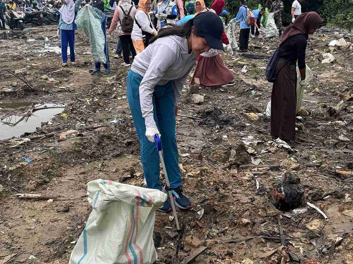 KPB bersama Forkopimda Kota Balikpapan, Pusat Pengendalian Lingkungan Hidup Kalimantan, Dinas Lingkungan Hidup, Institusi Pendidikan, serta Komunitas Lingkungan yang Berlangsung di Kawasan Mangrove Margo Mulyo
