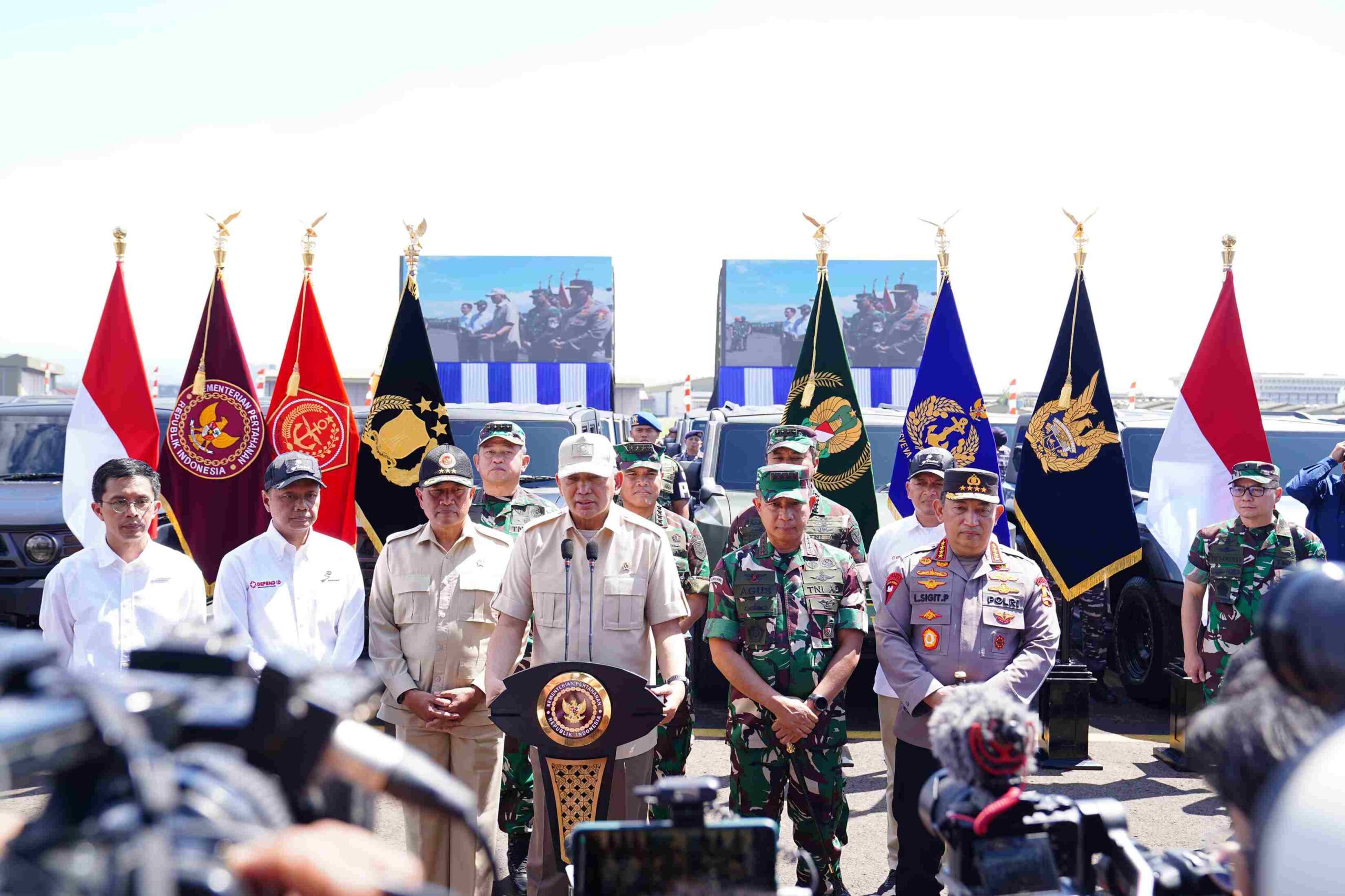 Panglima TNI Jenderal TNI Agus Subiyanto (kedua dari kanan) bersama Kapolri Jenderal Pol. Listyo Sigit Prabowo (ujung paling kanan) menerima penyerahan Kendaraan Khusus (Ransus) Maung MV3 buatan PT. Pindad yang dilakukan secara simbolis oleh Menteri Pertahanan (Menhan) RI Sjafrie Sjamsoeddin (ketiga dari kanan) di di Appron Lanud Husein Sastranegara, Bandung, Jawa Barat