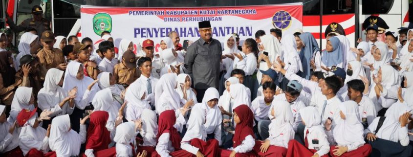 Bupati Kutai Kartanegara Edi Damansyah bersama para pelajar di Kukar.