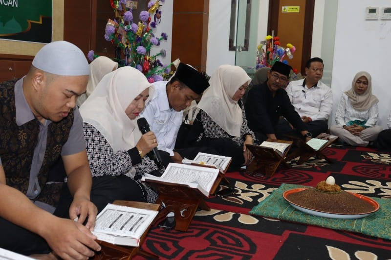 Suasana khidmat menyelimuti lantai 3 Gedung B Kantor Bupati Kutai Kartanegara (Kukar), saat lantunan ayat suci Al-Qur’an menggema dalam acara Gerakan Etam Mengaji (GEMA). (Ist)