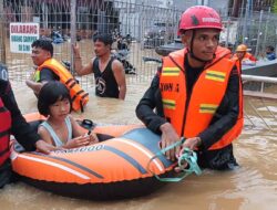 Banjir Landa Balikpapan, Brimob Kaltim Sigap Evakuasi Warga di Tengah Genangan Air