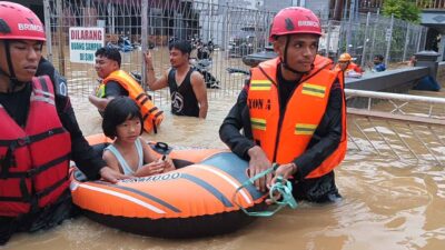 Tim PID Batalyon A Brimob Evakuasi Warga Terdampak Banjir di Balikpapan