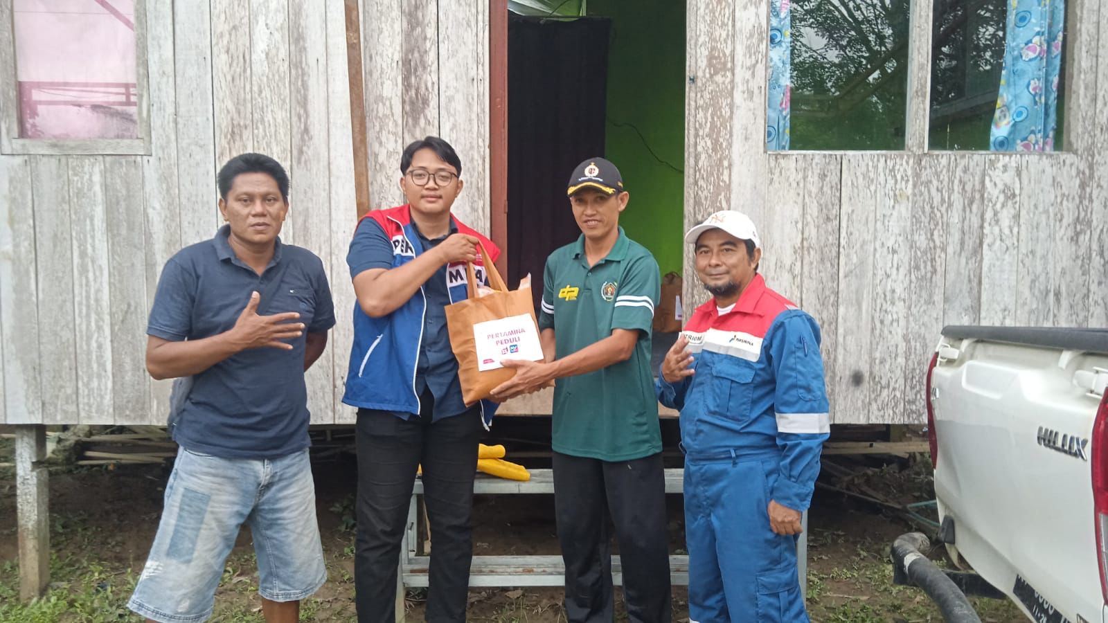 PT Kilang Pertamina International (KPI) Unit Balikpapan Menyerahkan Bantuan Paket Sembako bagi Warga yang Terdampak Banjir.