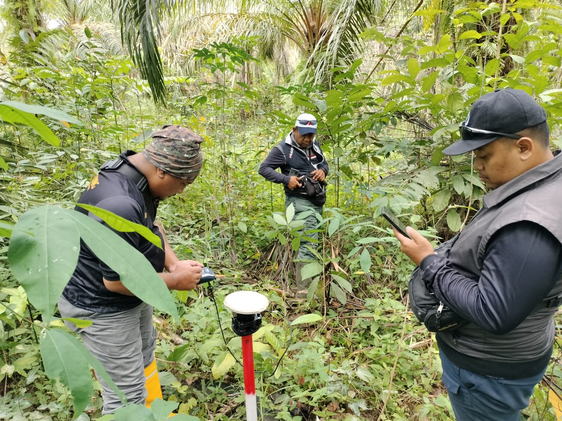 PLN UIP KLT Bersama Otoritas Bandara Wilayah VII Balikpapan Melakukan Verifikasi Lapangan Kawasan Keselamatan Operasi Penerbangan (KKOP)