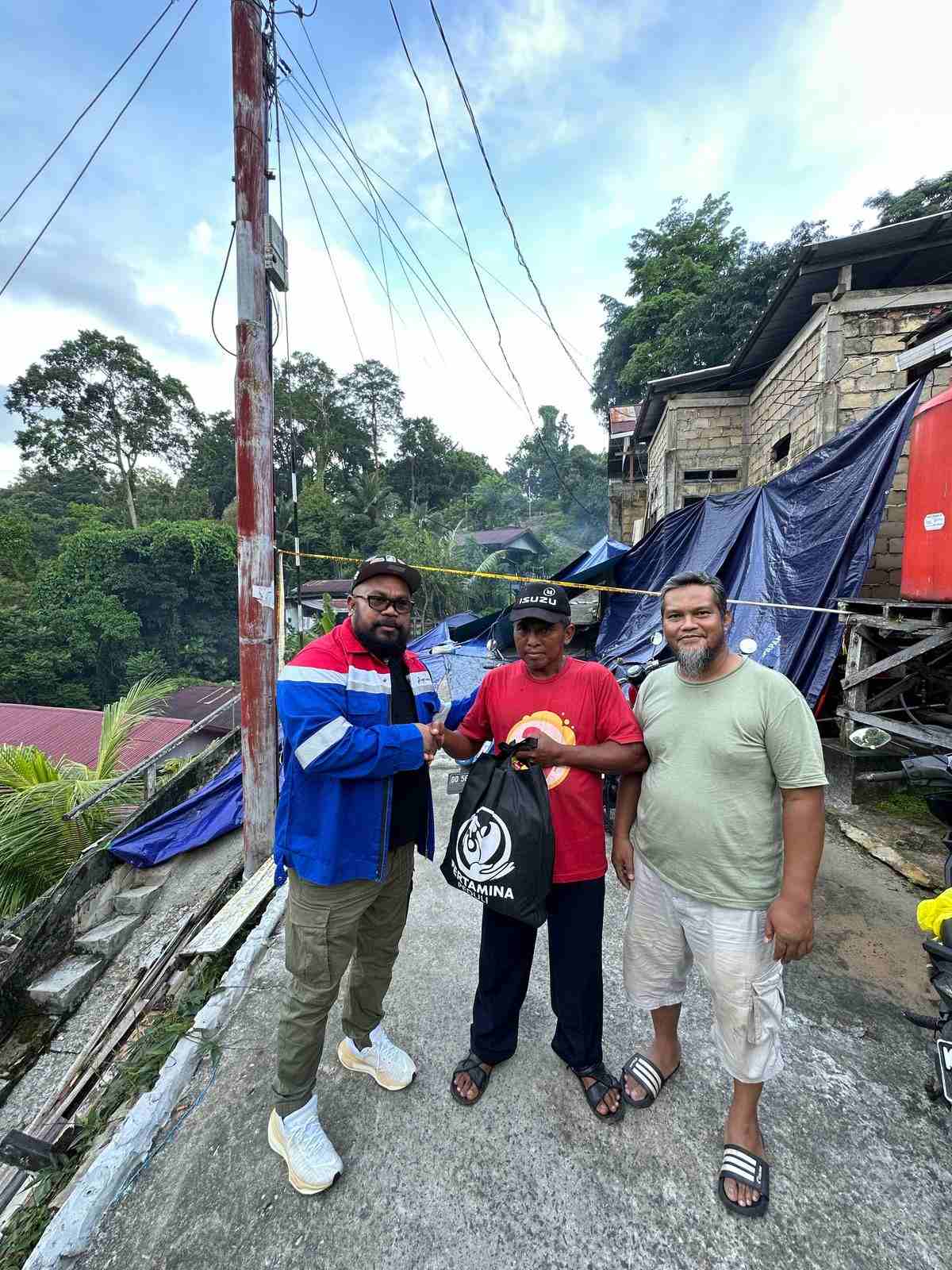 PT Kilang Pertamina Internasional (KPI) Unit Balikpapan Menyalurkan Bantuan Sosial Berupa Paket Sembako dan Terpal Kepada Warga yang Terdampak Tanah Longsor di RT 14, Kelurahan Prapatan