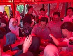 Bersama Kak Gem dan Irfan Ghafur, Rendi Solihin Turun Langsung Bagikan Takjil