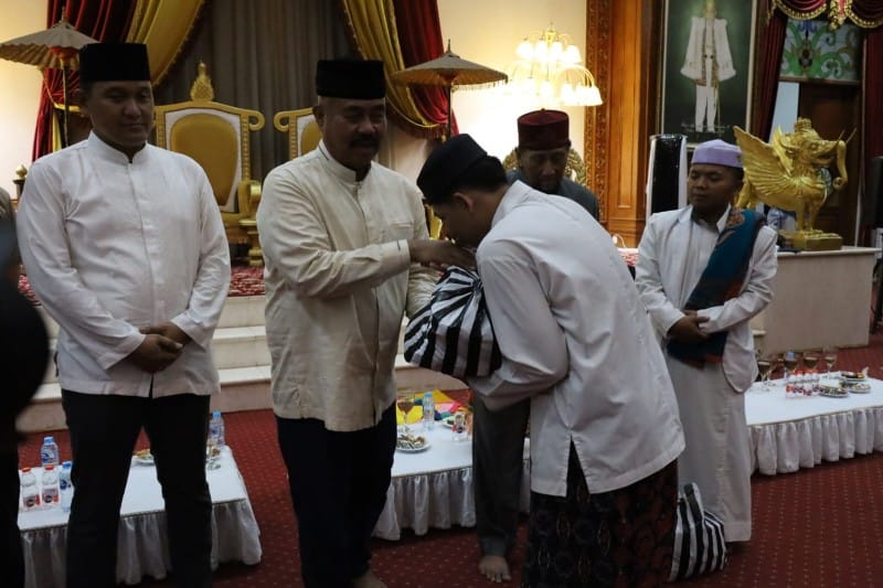 Bupati Kukar, Edi Damansyah, bersama Sultan Kutai Kartanegara, Aji Muhammad Arifin buka puasa bersama. (Ist)