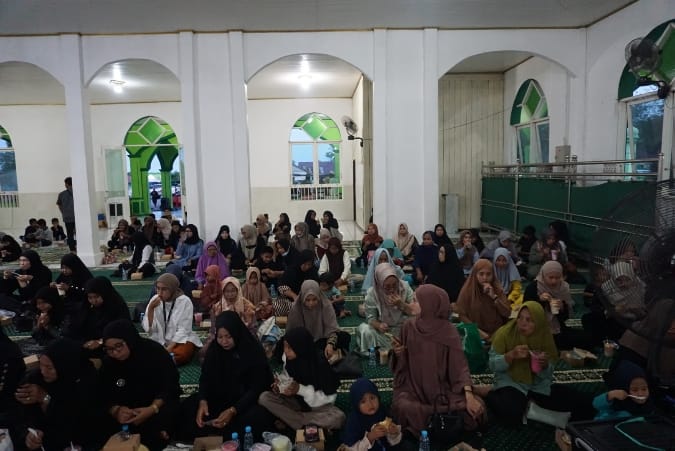 Bupati Kutai Kartanegara (Kukar), Edi Damansyah, datang membawa semangat kebersamaan dalam Silaturahmi dan Buka Puasa Bersama di Masjid Asyuhada, Marangkayu, Selasa (18/3/2025).
