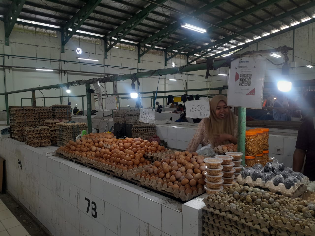 ILUSTRASI- Suasana jual-beli di Pasar Mangkurawang.