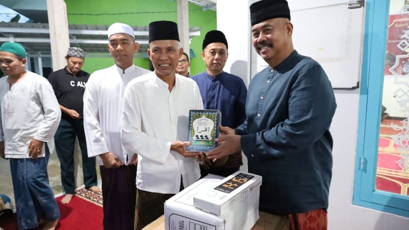 Bupati Edi Damansyah Safari Subuh di Musholla Al Mubarok pada Rabu (19/3/2025).