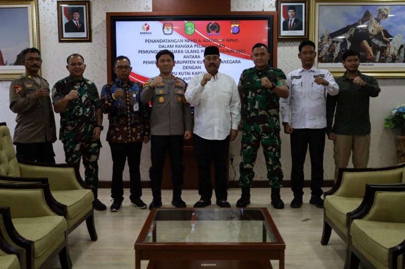 penandatanganan Naskah Perjanjian Hibah Daerah (NPHD) oleh Bupati Kukar Edi Damansyah bersama KPU, Bawaslu, serta jajaran aparat keamanan di ruang eksekutif kantor Bupati Kukar pada Rabu (19/3/2025).