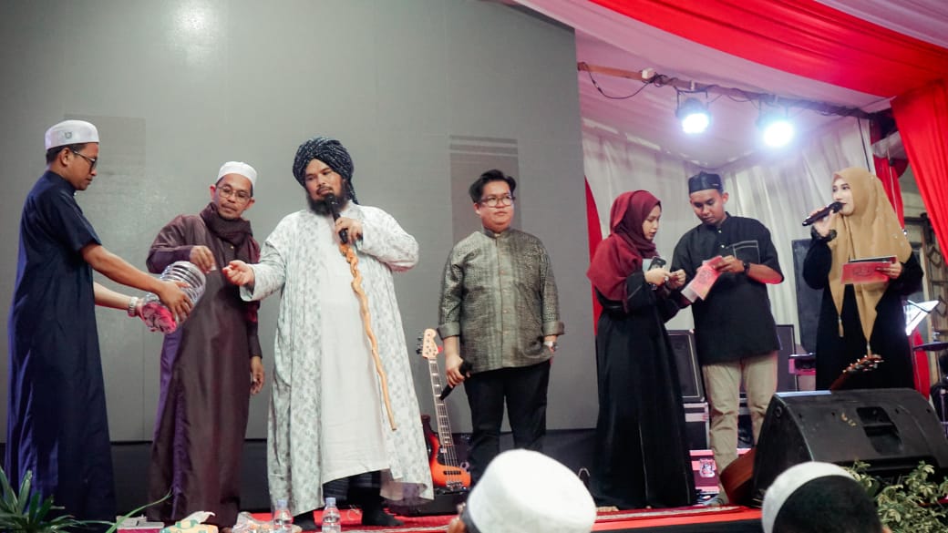 Ribuan warga menghadiri acara buka puasa bersama di kediaman Wakil Bupati Kutai Kartanegara, yang juga merupakan kediaman Ayah Haji Abu, pada rabu 19/03/2025 sore. (ist)