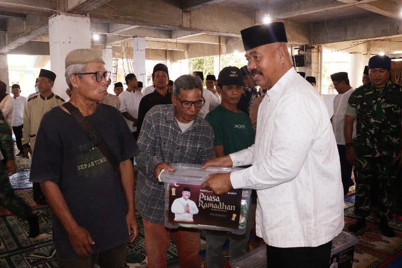 Suasana penuh kehangatan menyelimuti Masjid At-Takwa, Desa Bangun Rejo, Kecamatan Tenggarong Seberang, saat Bupati Kutai Kartanegara (Kukar) Edi Damansyah berbuka puasa bersama para warga dan santri. (ist)
