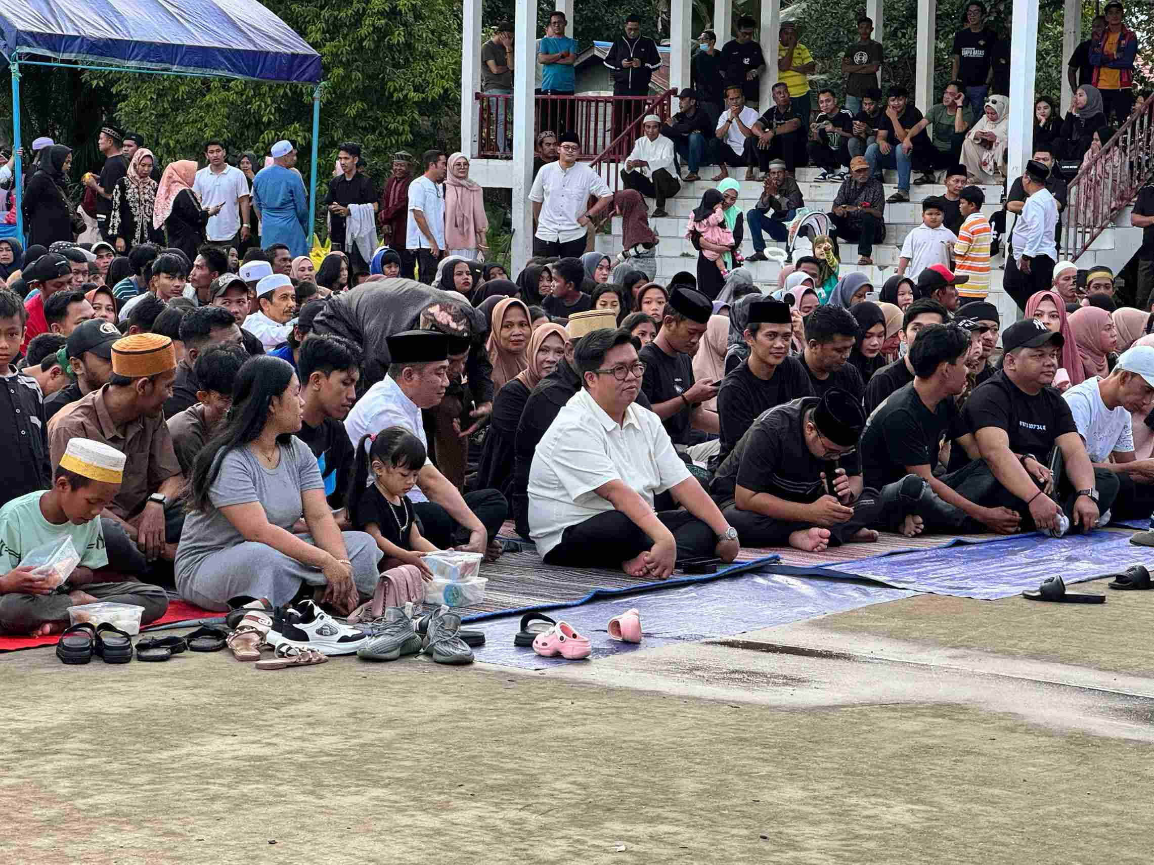 Wakil Bupati Kutai Kartanegara (Rendi Solihin) bersama warga Anggana nobar Timnas Indonesia sambil berbuka puasa