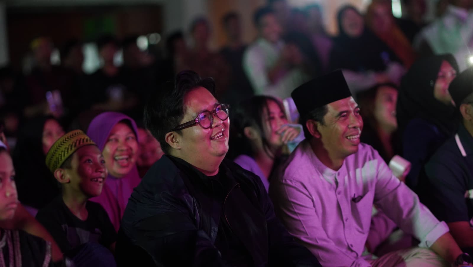 Rendi Solihin berbaur dengan warga Desa Batuah, menunjukkan komitmennya untuk selalu hadir dan ikut serta dalam kegiatan sahur bersama.