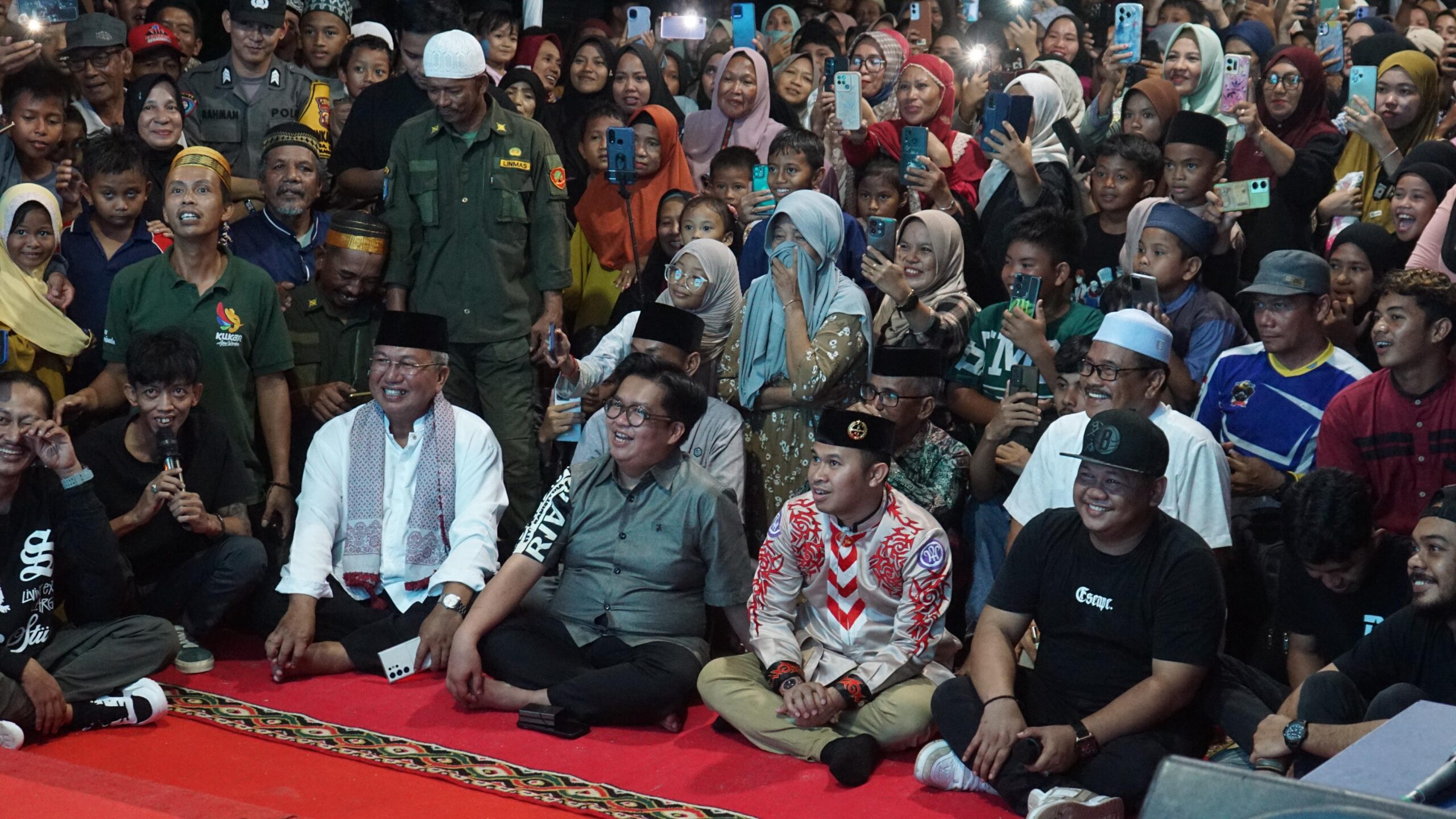 Warga Desa Keresik rayakan kebersamaan dengan Ambo Nai dan Rendi Solihin di bulan Ramadhan.