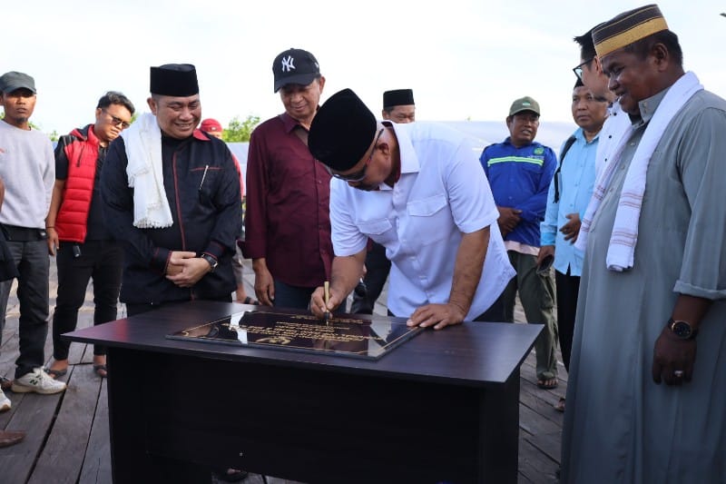 Peresmian listrik komunal oleh Bupati Kutai Kartanegara (Kukar), Edi Damansyah, disambut penuh syukur oleh warga desa, khususnya oleh Kepala Desa Tani Baru, Ilyas.