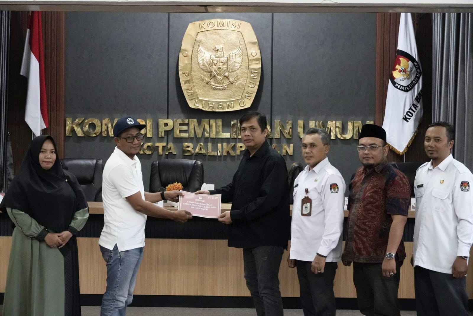KPU Kota Balikpapan memberikan santunan kepada anggota Badan Adhoc yang mengalami kecelakaan saat bertugas dalam Pilkada 2024. Acara berlangsung di Aula Kantor KPU Balikpapan, Senin (24/3/2025).
