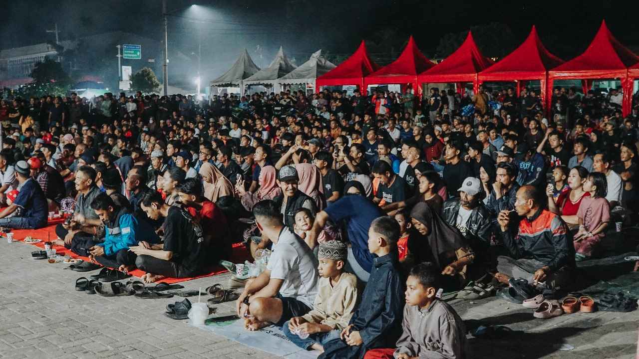 Ribuan warga Muara Jawa berkumpul di Lapangan Sudirman Handil 3 untuk menyaksikan kemenangan Timnas Indonesia atas Bahrain 1-0 dalam laga Kualifikasi Piala Dunia 2026
