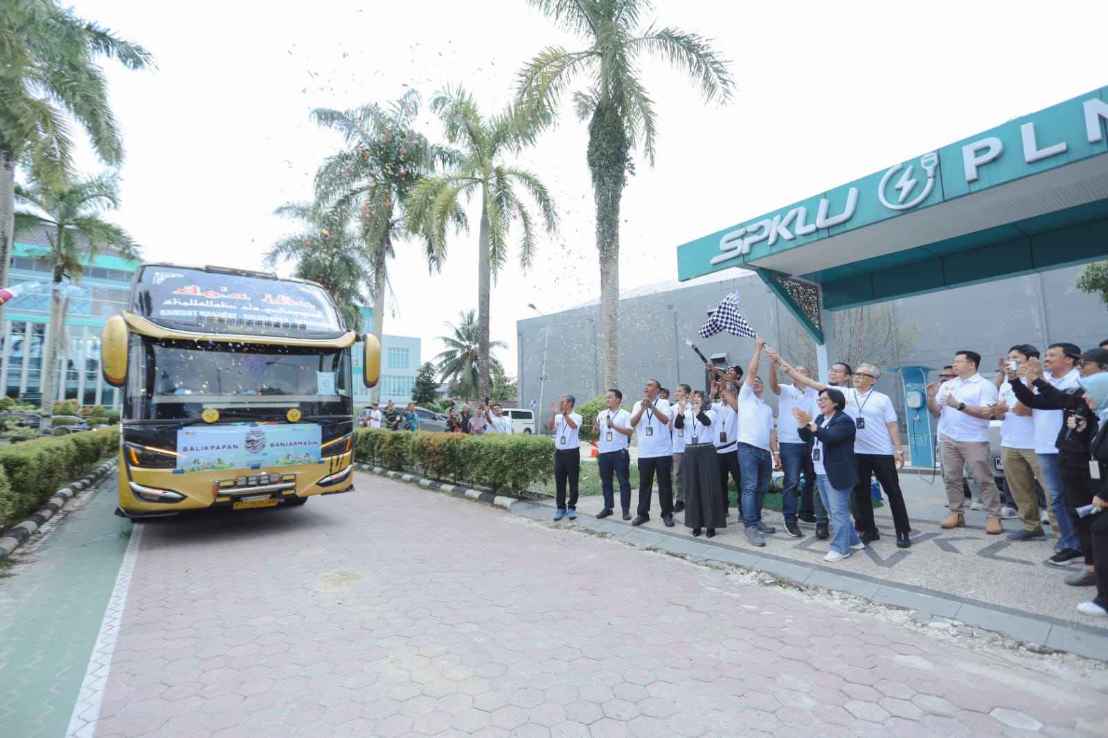 Suasana pelepasan peserta mudik oleh PT PLN (Persero) UID Kaltimra, di mana 700 pemudik diberangkatkan untuk kembali ke kampung halaman dalam rangka menyambut Idul Fitri 1446 H.