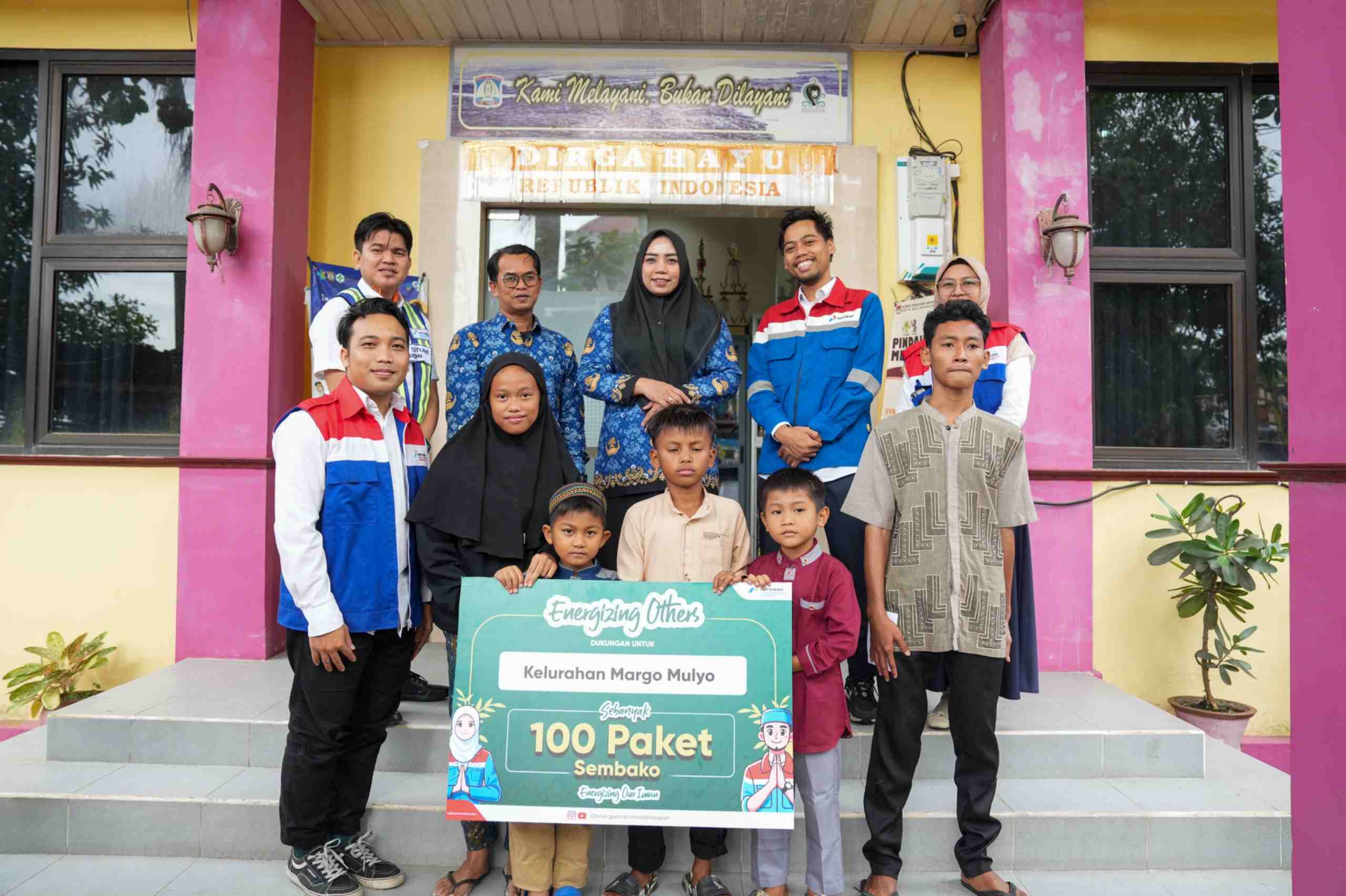 PT KPB menyalurkan 100 paket sembako kepada masyarakat Kelurahan Margo Mulyo menjelang Idulfitri, melalui program "Energizing Others" untuk meringankan beban kebutuhan pokok.