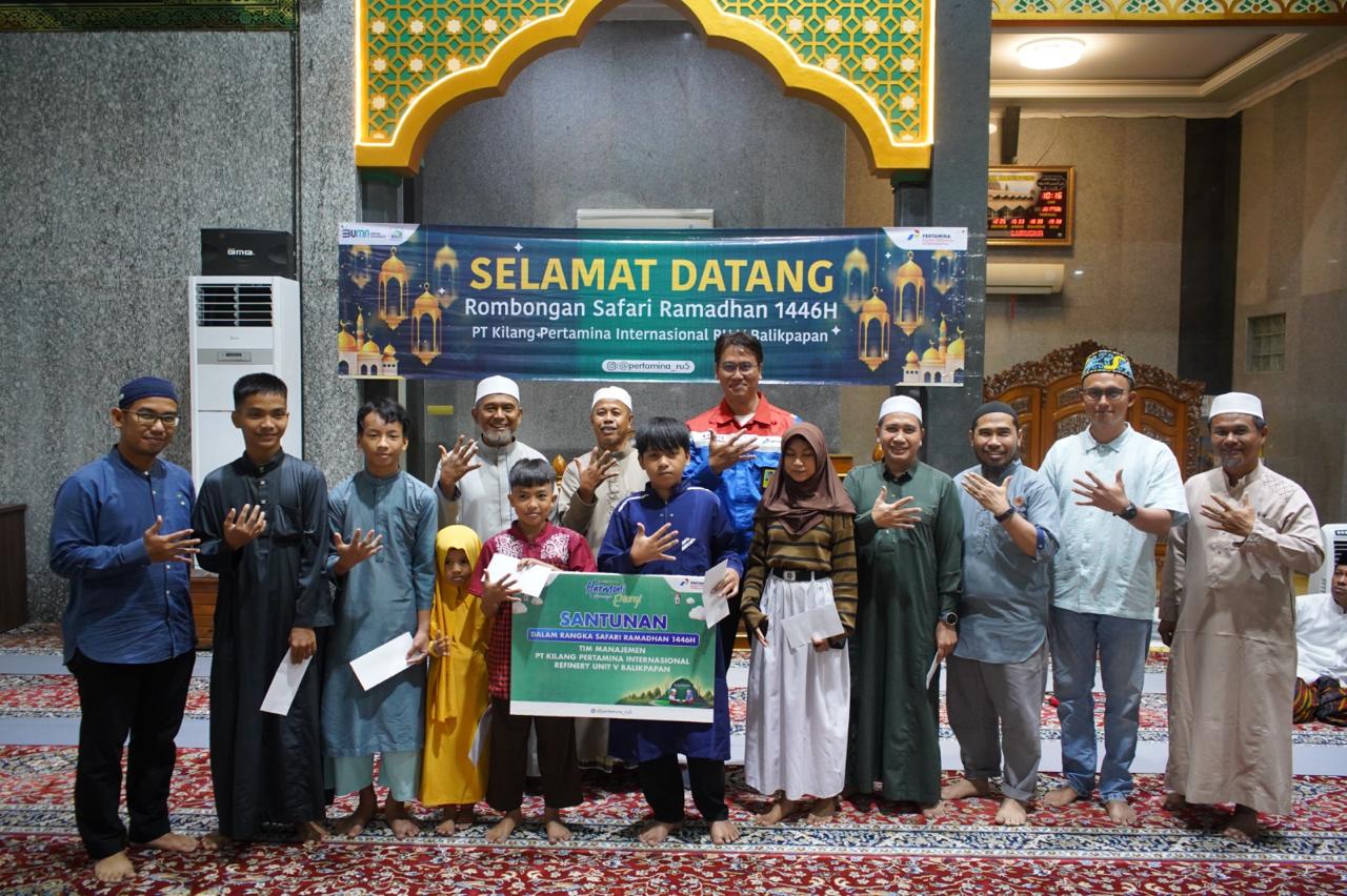 PT KPI Unit Balikpapan berbagi kebahagiaan melalui Safari Ramadan, dengan memberikan bantuan sembako kepada anak yatim dan masyarakat sekitar.