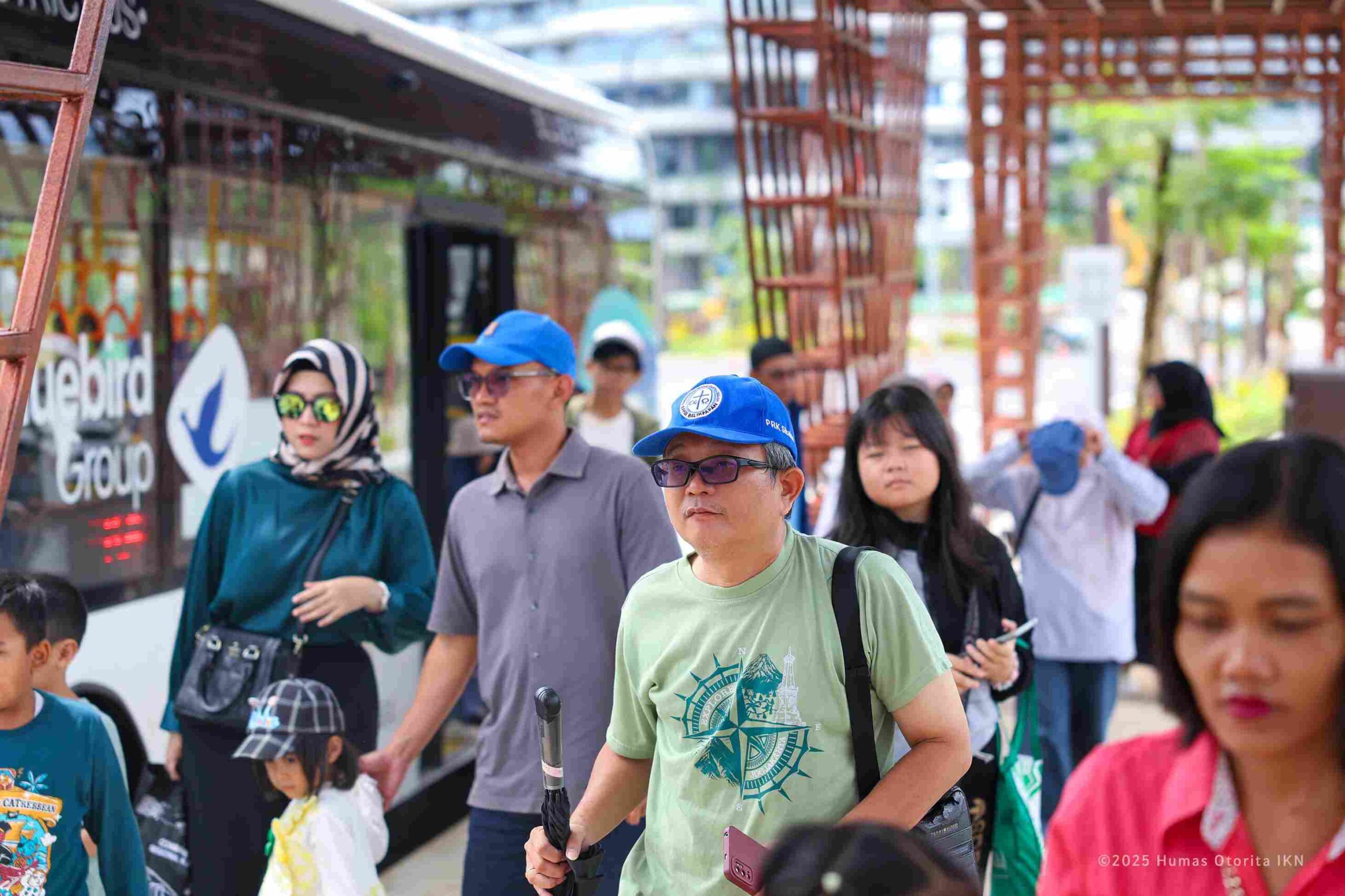 Suasana kunjungan masyarakat di Kawasan Inti Pusat Pemerintahan (KIPP) IKN selama libur Lebaran.