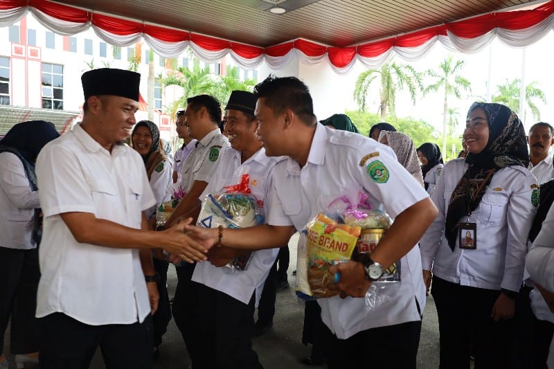 Aparatur Sipil Negara (ASN) dan tenaga honorer (Non-ASN) di lingkungan Sekretariat Daerah Kabupaten Kutai Kartanegara (Kukar) menerima bingkisan Lebaran berupa paket sembako.