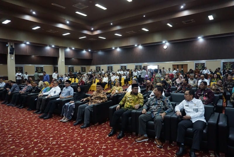 Sekretaris Daerah (Sekda) Kukar, Sunggono, saat menyerahkan Laporan Keuangan Pemerintah Daerah (LKPD) Unaudited Tahun Anggaran (TA) 2024 pada Kamis (27/3/2025) di Kantor BPK Perwakilan Provinsi Kalimantan Timur. (Ist)