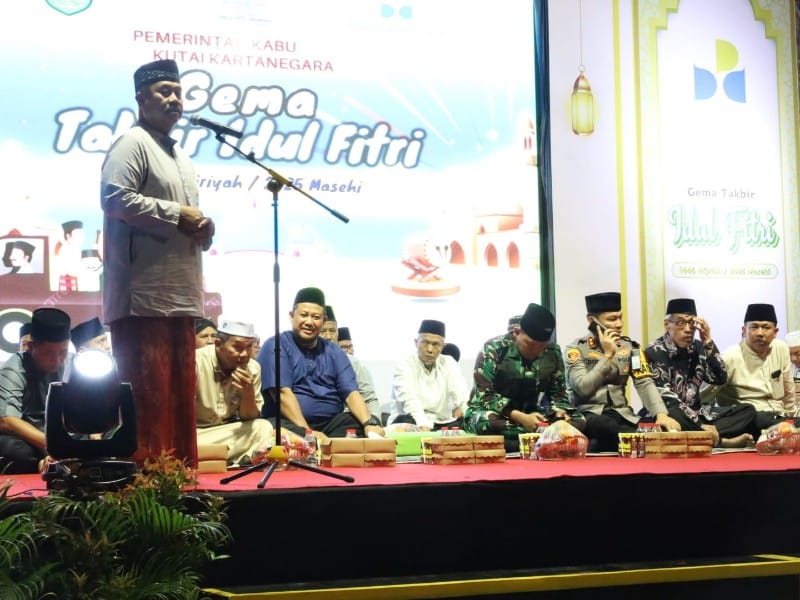Bupati Kutai Kartanegara (Kukar) Edi Damansyah secara resmi melepas lomba takbir keliling, Minggu malam (30/3/2025).