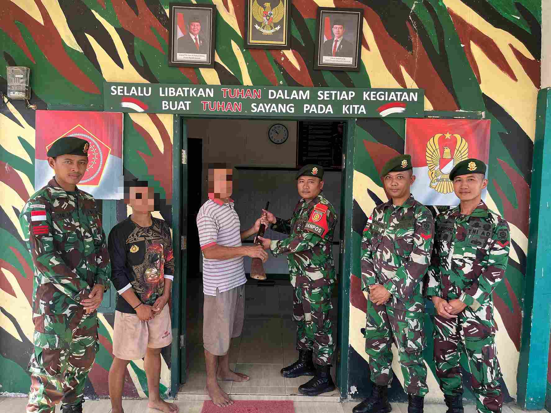 Warga Salang serahkan senjata rakitan ke TNI setelah pendekatan persuasif.