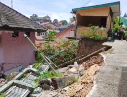 Hujan Deras Picu Longsor di Klandasan Ilir, Satu Rumah Rusak Berat