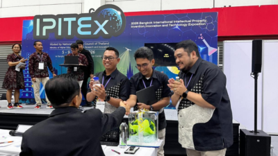 Inovasi produksi Pertadex mengantarkan PT KPI Unit Balikpapan meraih Golden Medal IPITEX 2026 pada pameran inovasi internasional di BITEC Bangkok.