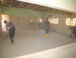 Gotong Royong Taruna TNI-Polri Pulihkan SD Negeri 4 Kuala Simpang, Lumpur Dibersihkan Demi Anak Sekolah